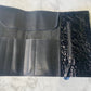 Pochette à maquillage noir brillant.